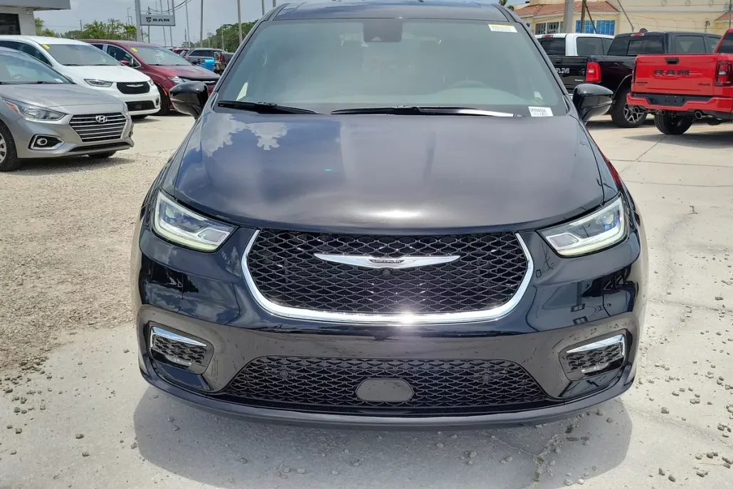 2025 Chrysler Pacifica photo 1
