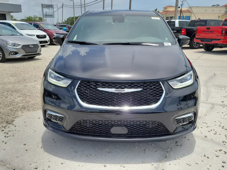 2025 Chrysler Pacifica photo 1