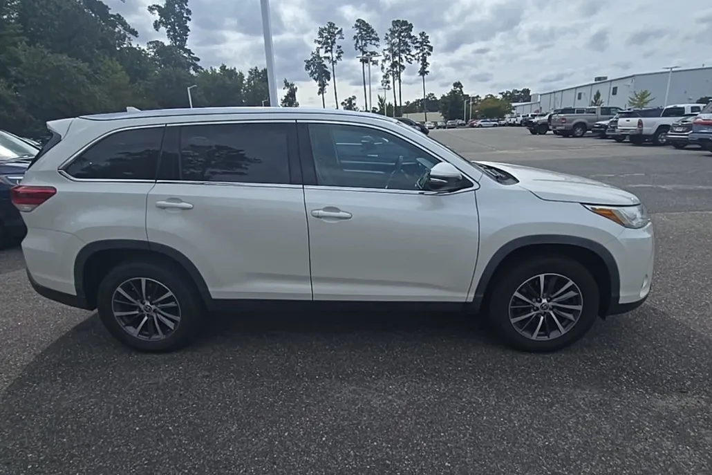 2019 Toyota Highlander SE XLE photo 1