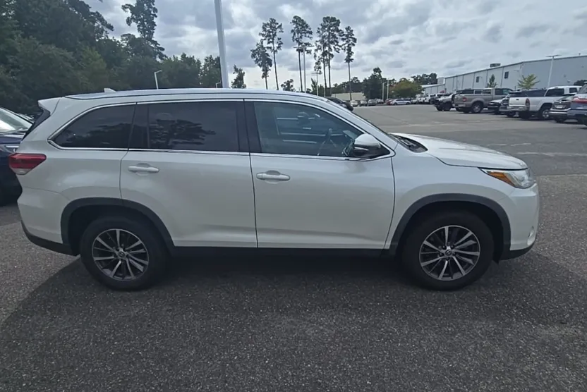 2019 Toyota Highlander SE XLE photo 1
