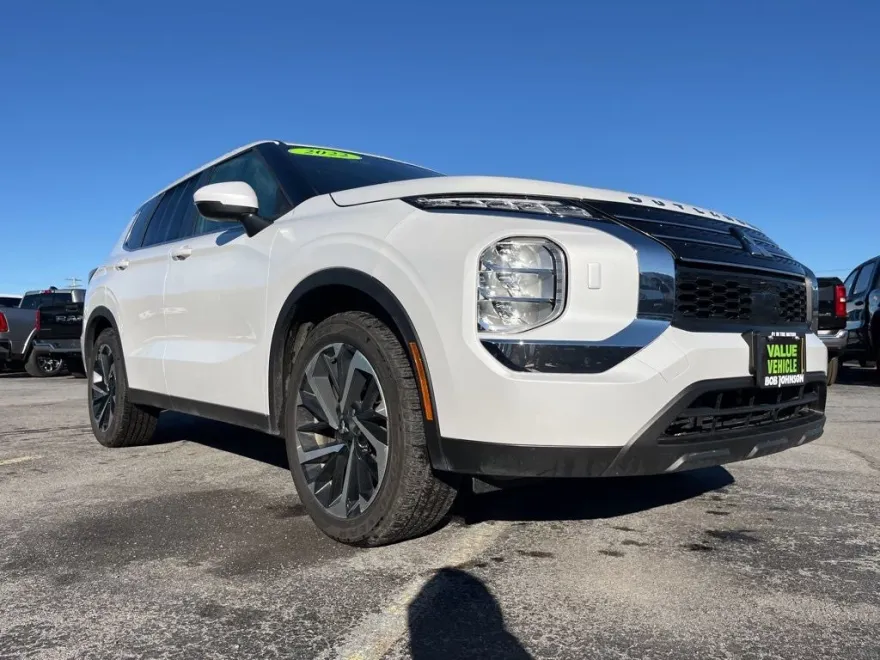 2022 Mitsubishi Outlander ES photo 1