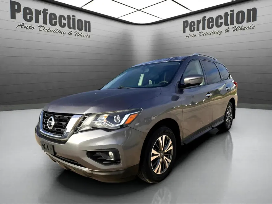 2017 Nissan Pathfinder SL photo 1