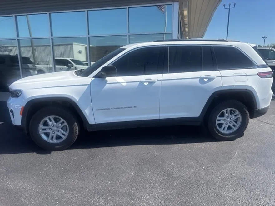 2025 Jeep Grand Cherokee Laredo photo 1