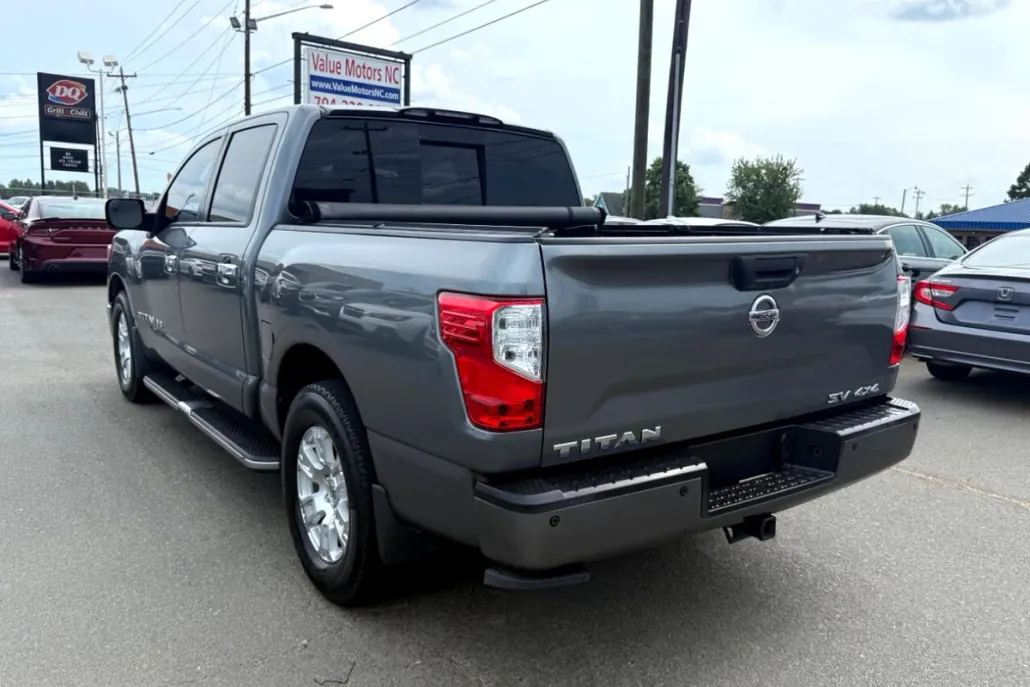 2018 Nissan Titan SV Crew Cab photo 1