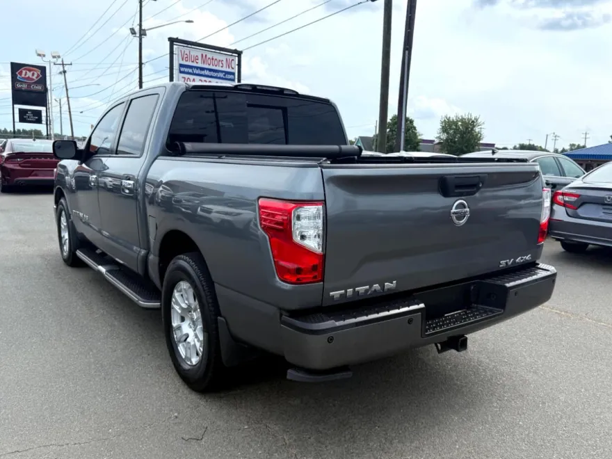2018 Nissan Titan SV Crew Cab photo 1