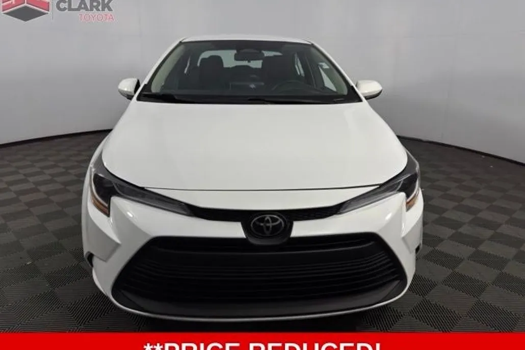 2023 Toyota Corolla LE photo 1
