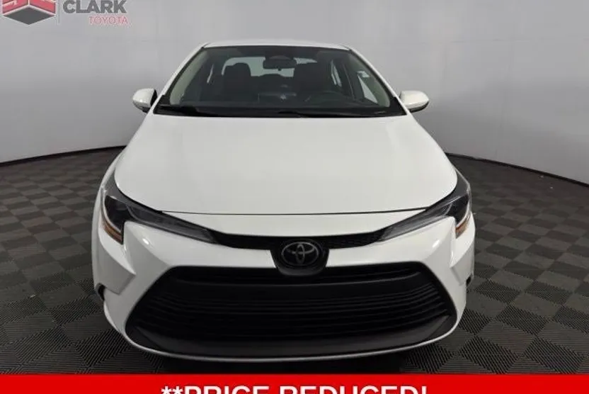 2023 Toyota Corolla LE photo 1