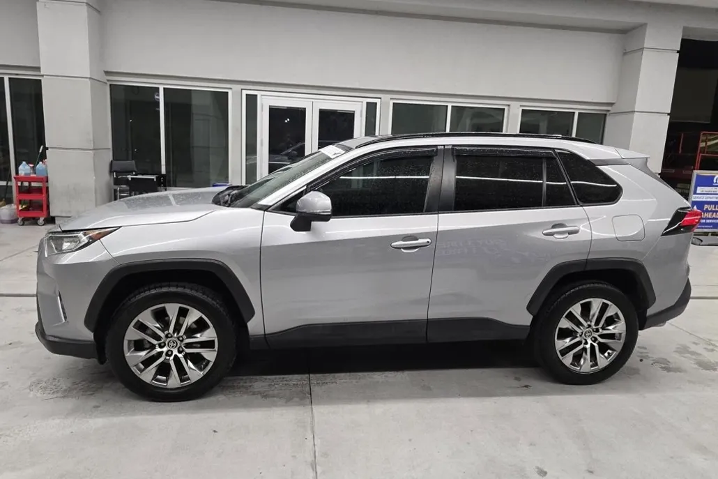 2021 Toyota RAV4 XLE Premium photo 1