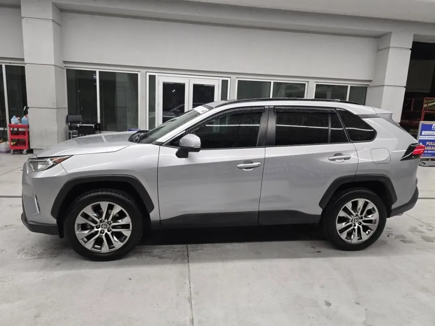 2021 Toyota RAV4 XLE Premium photo 1