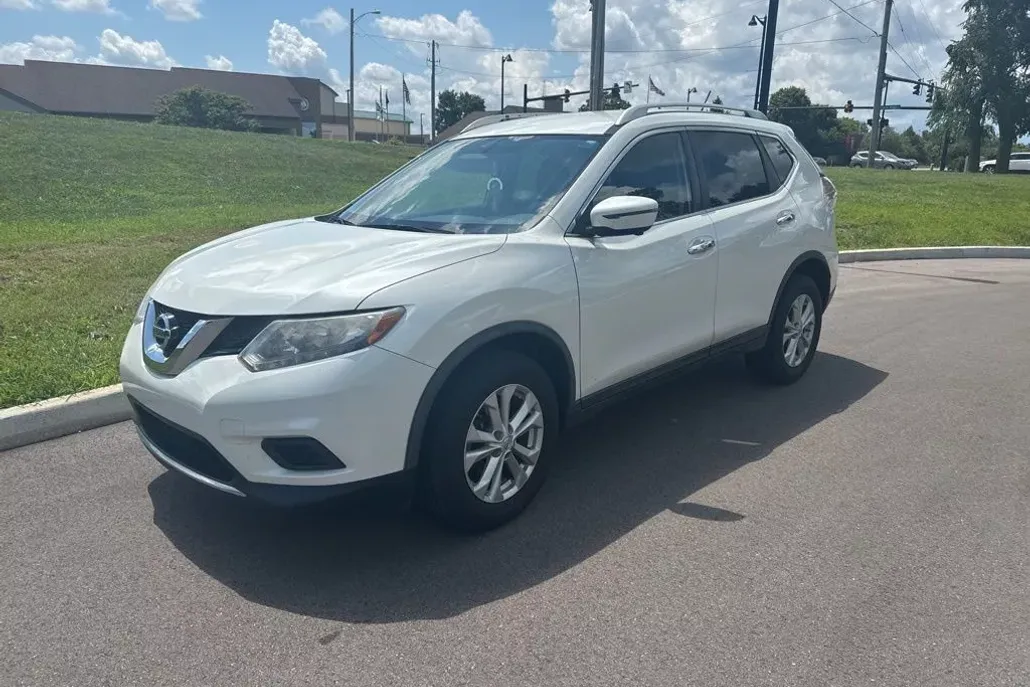 2016 Nissan Rogue SV photo 1