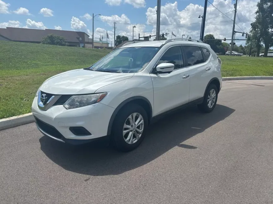 2016 Nissan Rogue SV photo 1