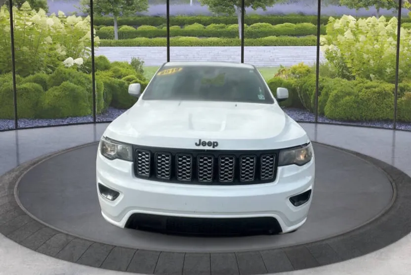 2019 Jeep Grand Cherokee Laredo photo 1