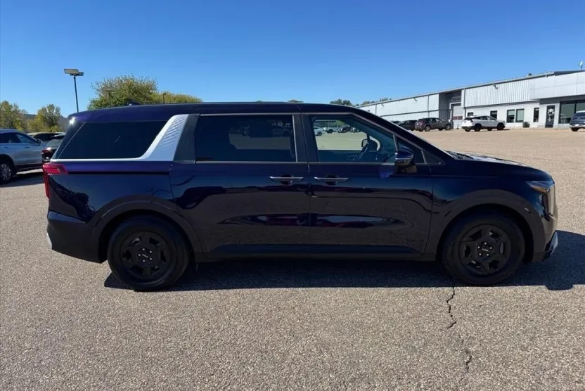2025 Kia Carnival LXS photo 1