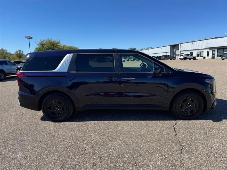 2025 Kia Carnival LXS photo 1