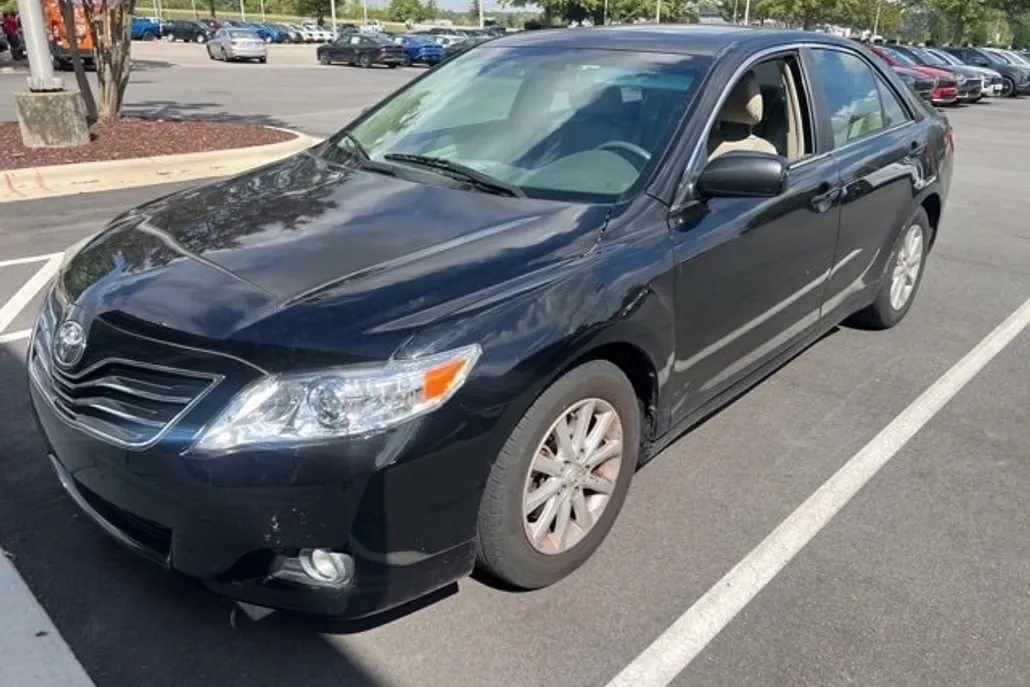 2011 Toyota Camry LE photo 1