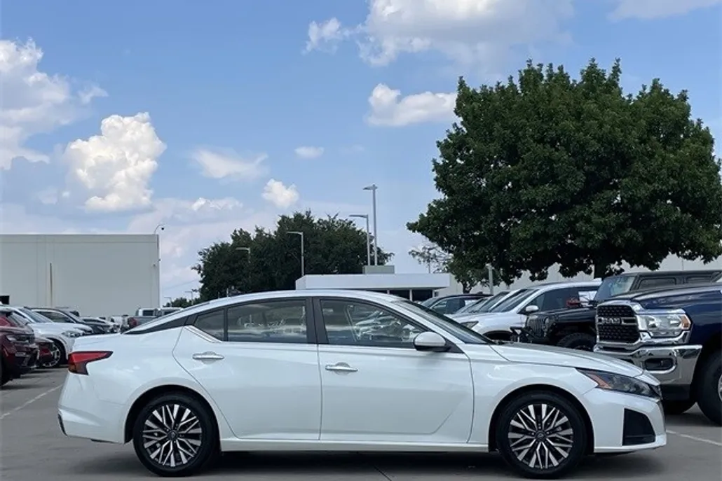2023 Nissan Altima 2.5 SV photo 1