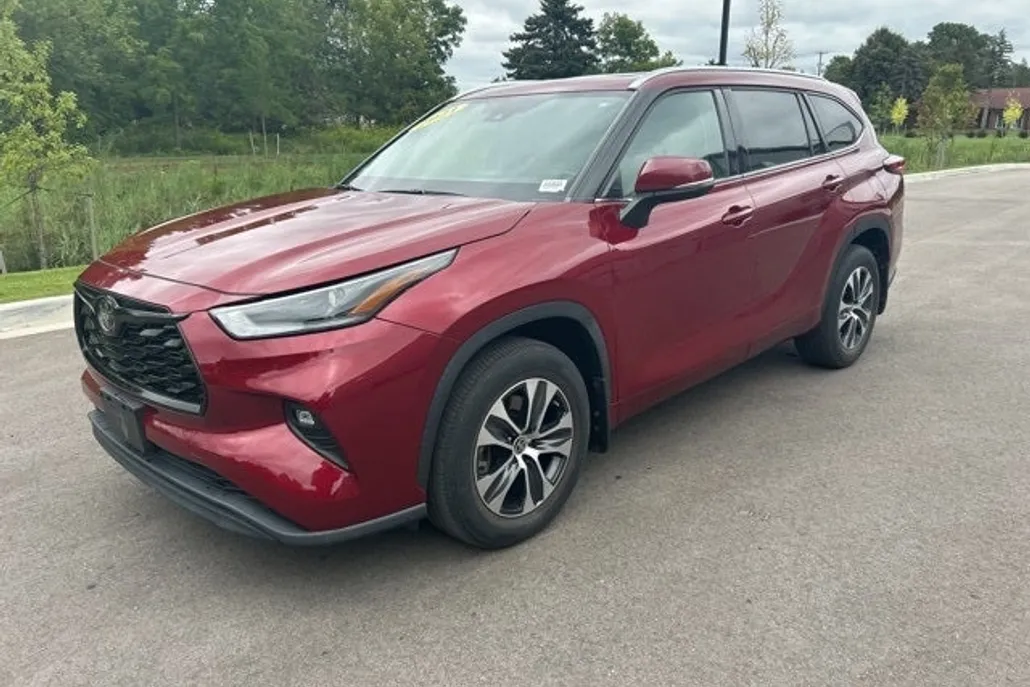 2021 Toyota Highlander XLE photo 1