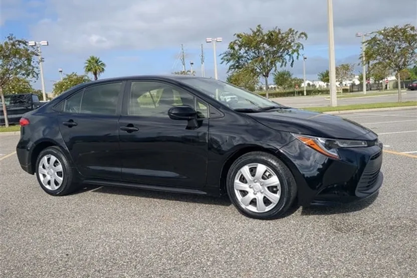 2023 Toyota Corolla LE photo 1