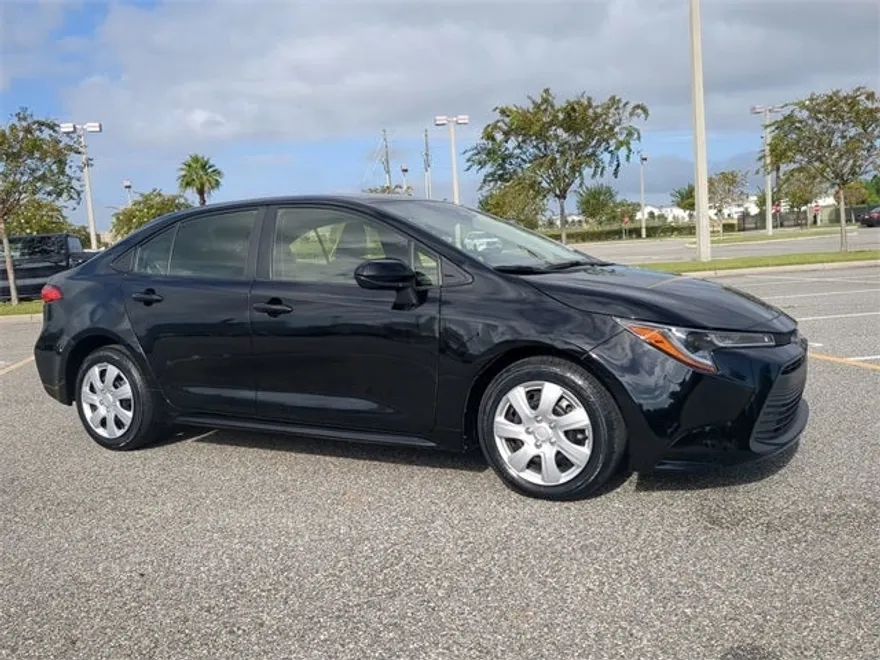2023 Toyota Corolla LE photo 1