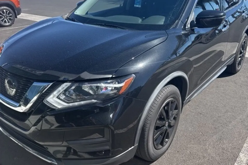 2020 Nissan Rogue SV photo 1