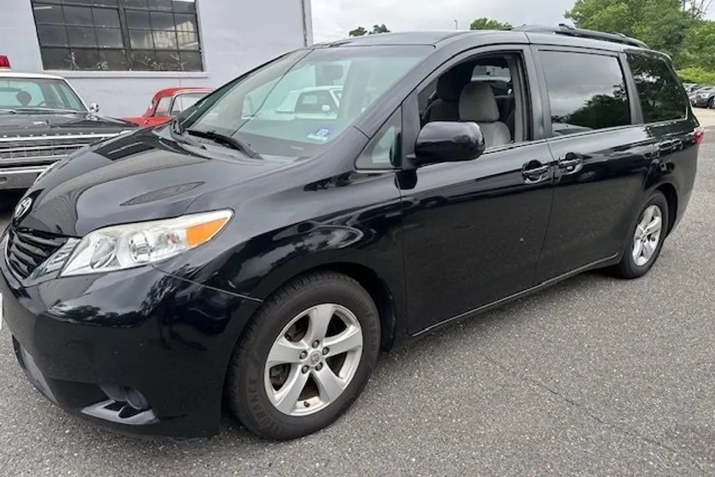 2015 Toyota Sienna LE photo 1