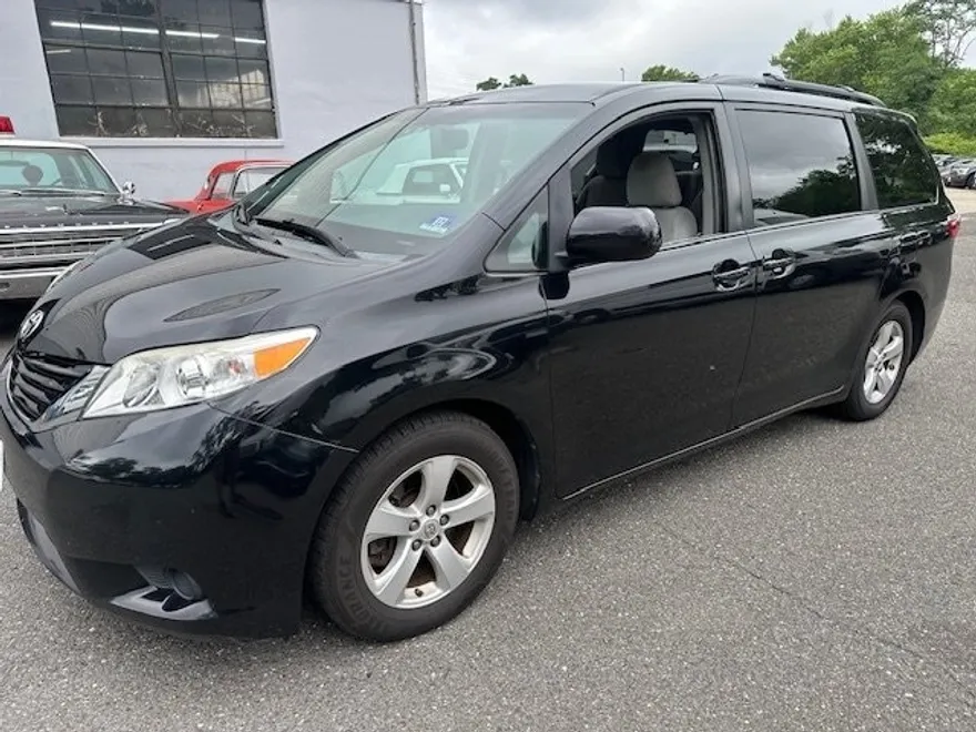 2015 Toyota Sienna LE photo 1