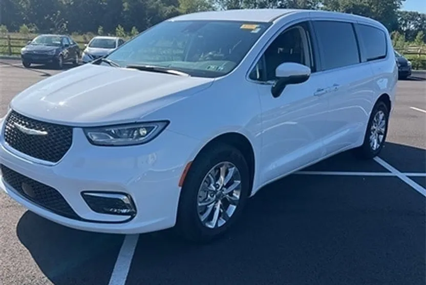 2023 Chrysler Pacifica Touring L photo 1