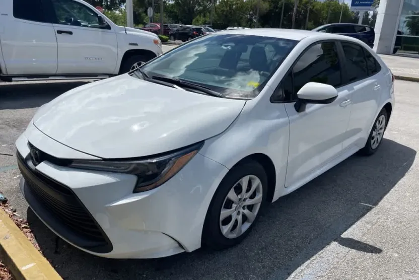 2023 Toyota Corolla LE photo 1