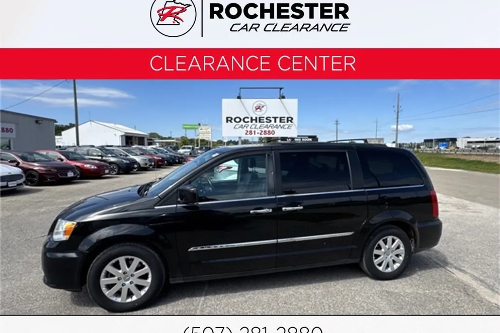 2015 Chrysler Town & Country Touring photo 1