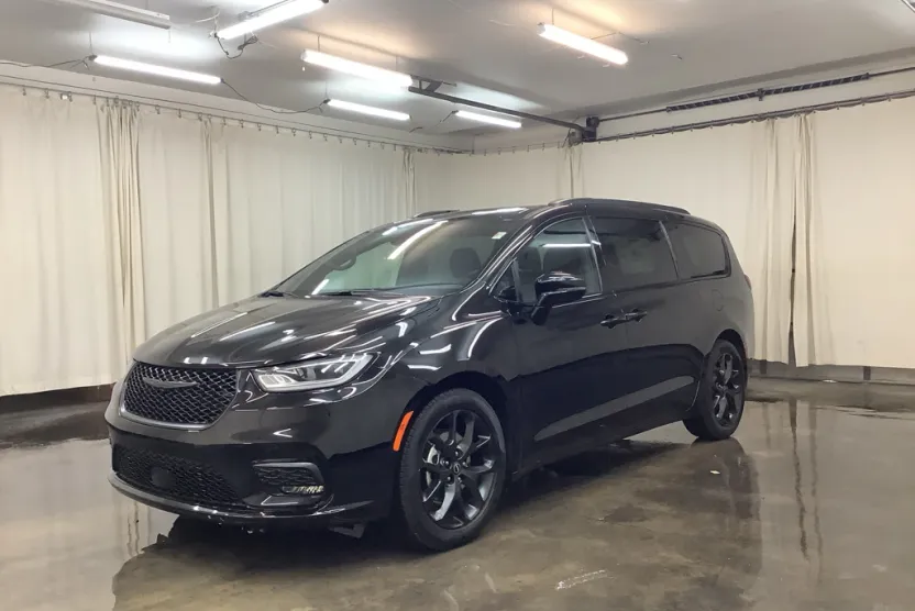 2026 Chrysler Pacifica photo 1