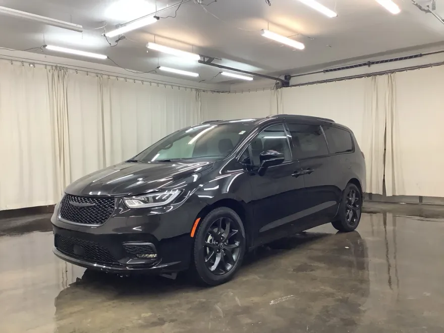 2026 Chrysler Pacifica photo 1