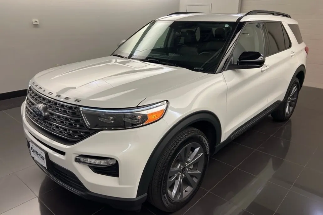 2023 Ford Explorer XLT photo 1
