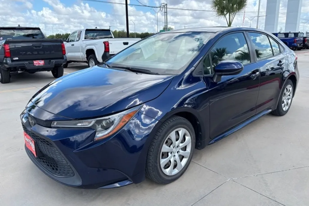 2021 Toyota Corolla LE photo 1