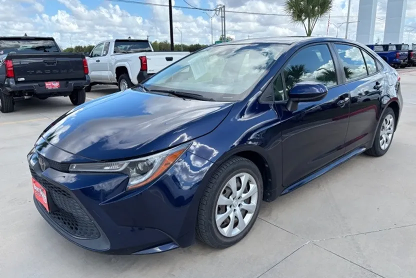 2021 Toyota Corolla LE photo 1