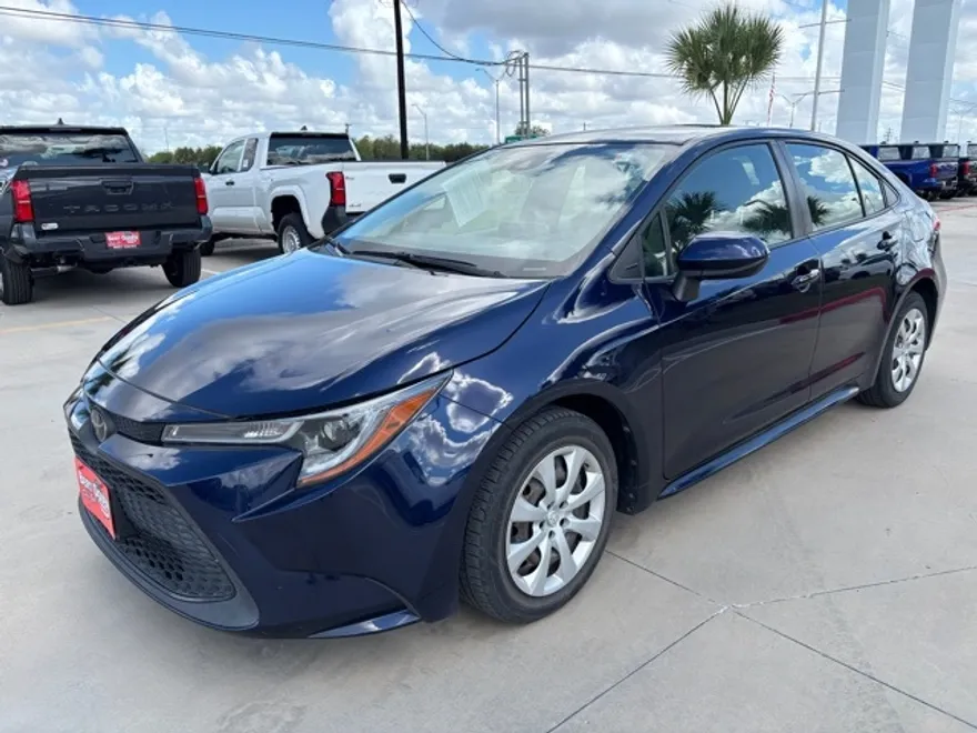2021 Toyota Corolla LE photo 1