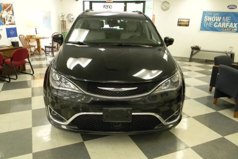 2017 Chrysler Pacifica Touring Plus photo 1