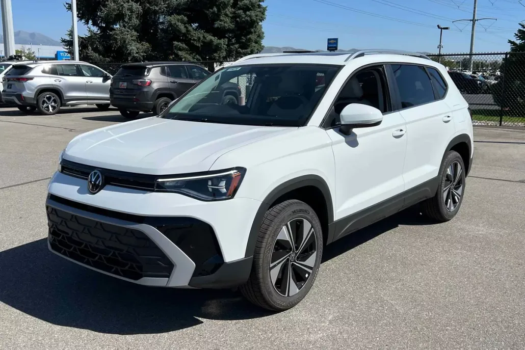2025 Volkswagen Taos SE photo 1