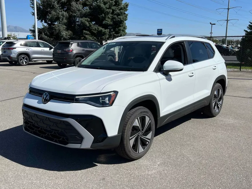 2025 Volkswagen Taos SE photo 1