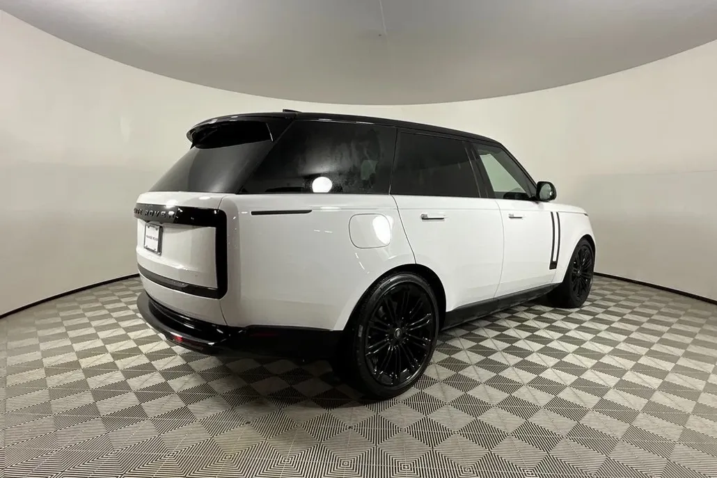2025 Land Rover Range Rover SE photo 1