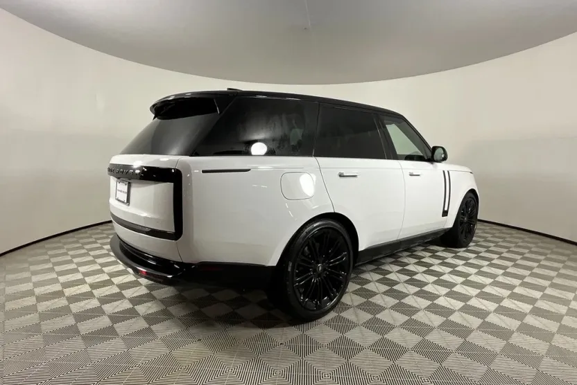 2025 Land Rover Range Rover SE photo 1