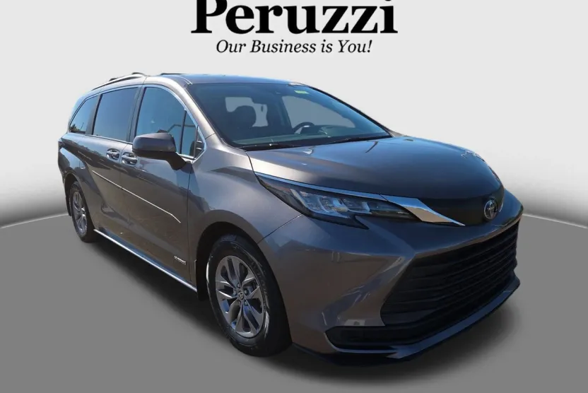 2021 Toyota Sienna LE photo 1