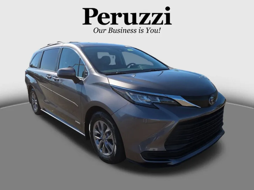 2021 Toyota Sienna LE photo 1