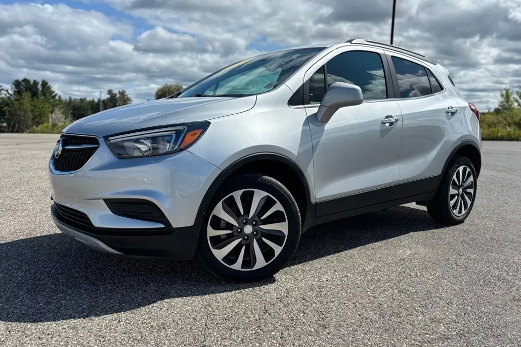 2022 Toyota RAV4 LE photo 1