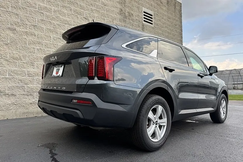 2022 Kia Sorento LX photo 1