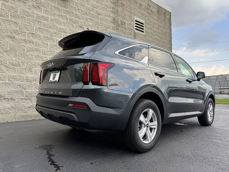 2022 Kia Sorento LX photo 1