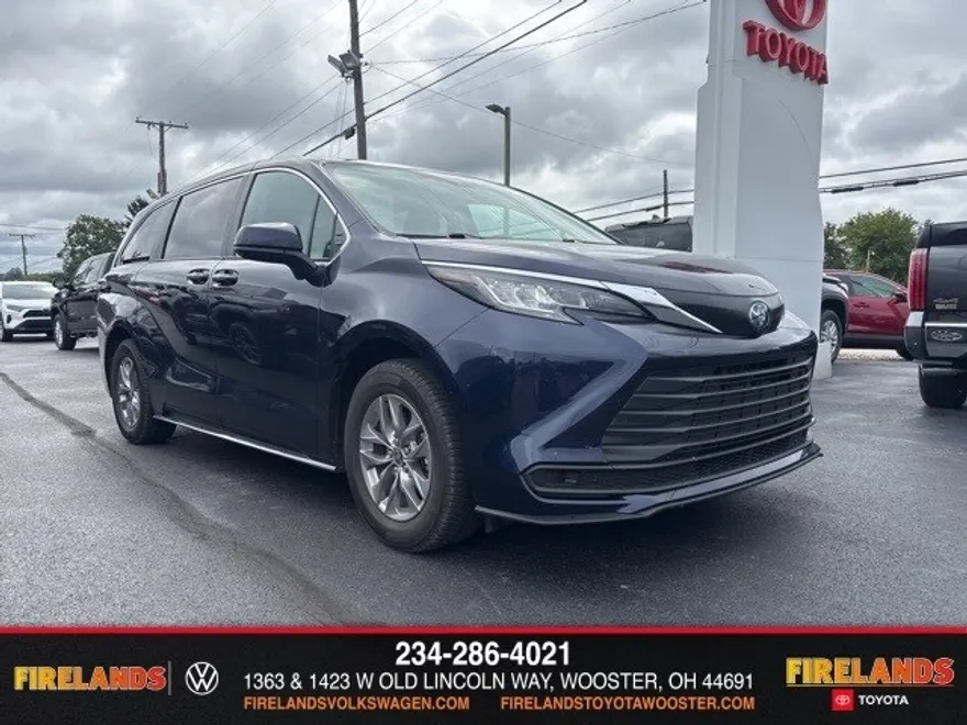 2022 Toyota Sienna LE photo 1