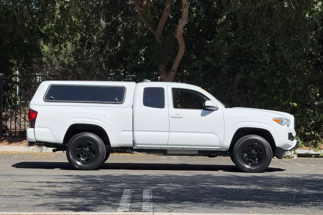 2022 Toyota Tacoma Access Cab SR5 photo 1