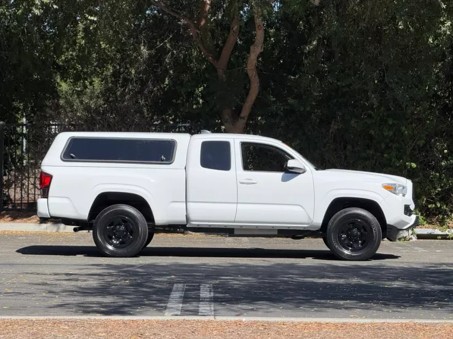 2022 Toyota Tacoma Access Cab SR5 photo 1