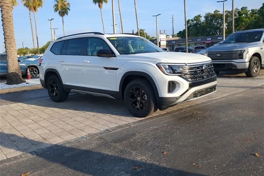 2025 Volkswagen Atlas Peak Edition SE photo 1