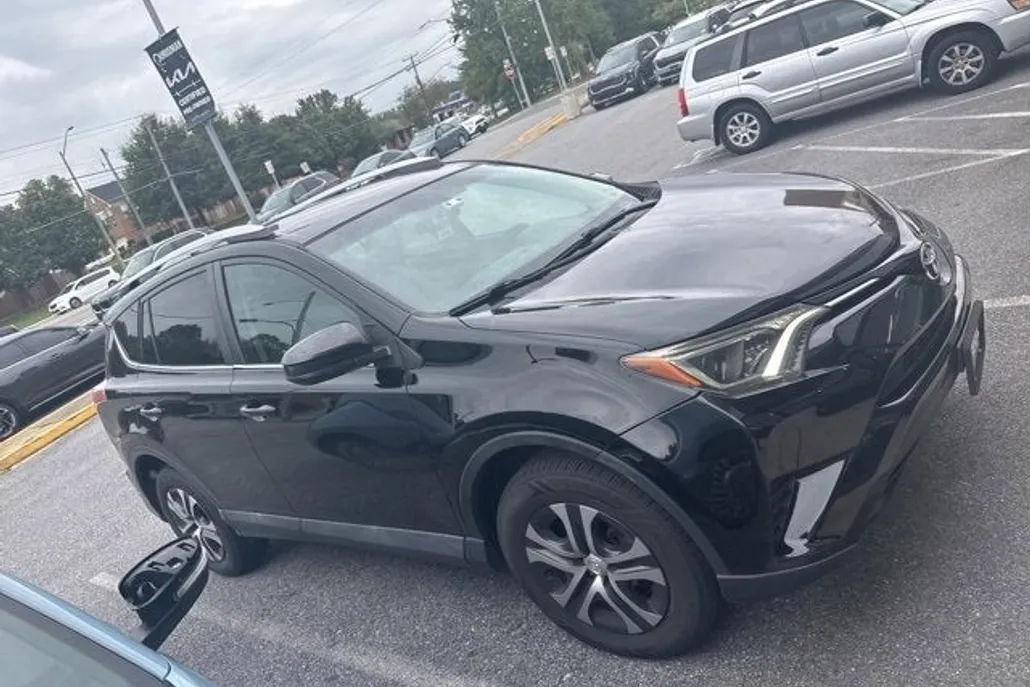 2016 Toyota RAV4 LE photo 1
